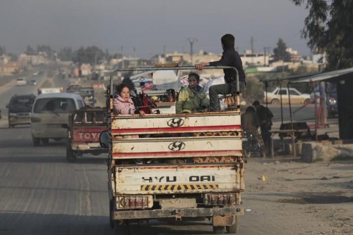 Crianças-viajam-na-traseira-de-um-caminhão-enquanto-famílias-fogem-de-Idlib-para-Azaz-escapando-do-conflito-na-Síria.-27-de-janeiro-de-2020.-Foto-Ashawi-UNICEF