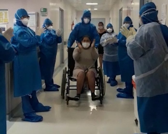 Paciente fora do período de transmissão do Covid-19 recebe alta sob aplausos