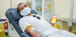 Os doadores de sangue têm incentivo extra para comparecerem à Fundação Hospitalar de Hematologia e Hemoterapia do Amazonas (Hemoam). A partir desta terça-feira (14/04), as viagens com destino ou origem do hemocentro solicitadas por meio do app “99” poderão ter desconto de R$ 30 por trecho. A iniciativa do aplicativo de mobilidade urbana em parceria com a Fundação visa estimular a doação de sangue para equilibrar o estoque de sangue durante a pandemia de Covid-19. Nesse período em que a recomendação é pelo isolamento social, o comparecimento de doadores reduziu em mais da metade. Para estimular a doação e garantir a segurança dos doadores, a parceria do Hemoam com a 99 se estende até o final do mês. O pesquisador Tiago Pontes, de 28 anos, agendou a doação e ficou surpreso quando abriu o aplicativo e percebeu que o ato solidário foi recompensado. A viagem acabou sendo gratuita do Petrópolis, zona centro-sul, até a Fundação, localizada na Chapada, zona centro-oeste de Manaus. “Eu fiquei animado porque estou com o orçamento apertado, e vi que com o desconto não pagaria nada para vir doar, ainda mais nesse momento em que o estoque do Hemoam está ruim”, disse. Para ter acesso ao benefício, os usuários que tiverem como destino o Hemoam devem inserir no aplicativo o cupom de desconto “DOESANGUEMAN”. As corridas com valor de até R$ 30 saem gratuitamente. Caso o valor ultrapasse este limite, o usuário paga somente a diferença. Agendamento – O Hemoam alerta para a necessidade de agendamento das doações para evitar aglomerações. As doações podem se agendadas por meio do site www.hemoam.am.gov.br, na aba “Agende sua doação”, e aguardar confirmação. Também é possível agendar por telefone ou Whatsapp. Os números para agendamento são: (92) 3655-0270, 3655-0271 ou 98421-4184 (Whatsapp). Iniciativa – Além de Manaus, a 99 também está oferecendo viagens gratuitas em Brasília, Goiânia, São Paulo e Curitiba. Outras cidades devem ser anunciadas nos próximos dias, e a empresa espera contemplar todas as regiões com a iniciativa, que faz parte do “99Mobiliza”, conjunto de ações promovidas pela plataforma para engajar mais pessoas no combate ao coronavírus e no apoio a causas que façam a diferença na sociedade.