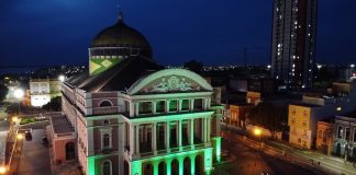 Teatro Amazonas ganha iluminação especial no combate à Covid-19