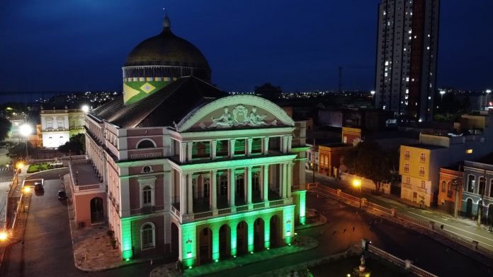 Teatro Amazonas ganha iluminação especial no combate à Covid-19