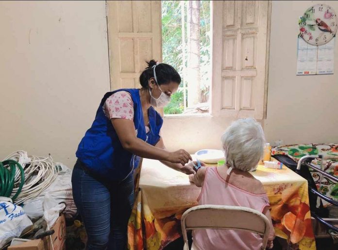 Vacinação dos idosos também aconteceu nos domicílios