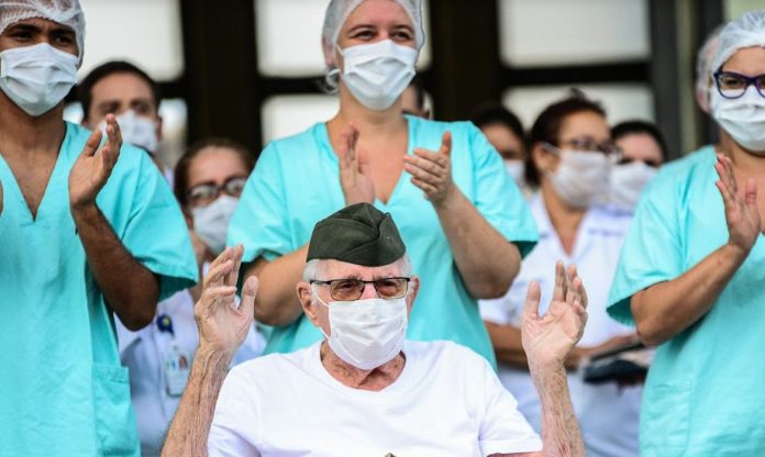 Homem de 99 anos é o mais velho a receber alta após contrair Covid-19