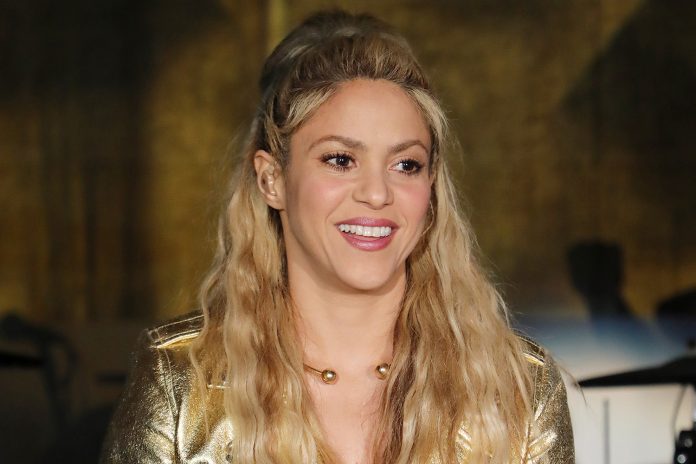 Shakira Em quarentena, Shakira estuda filosofia e comemora certificado de curso
