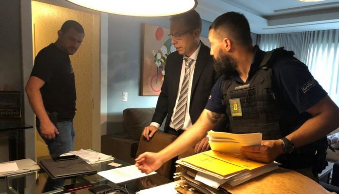 MP cumpre mandados por fraudes em compras de respiradores no Rio