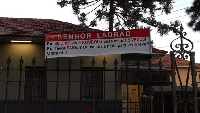 Após cinco roubos, direção de escola faz faixa com apelo ao ‘senhor ladrão’