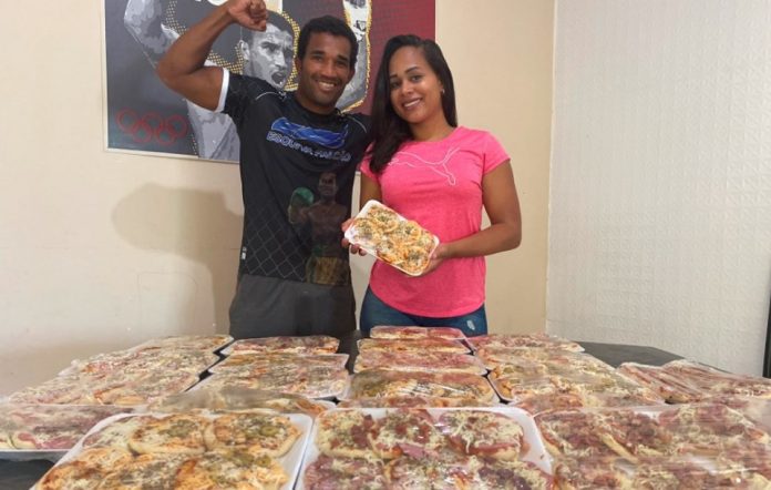 Com boxe parado, Esquiva Falcão entrega pizza para manter renda