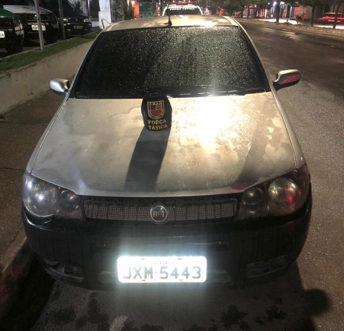 Veículo roubado na zona Leste é encontrado com homem e adolescente