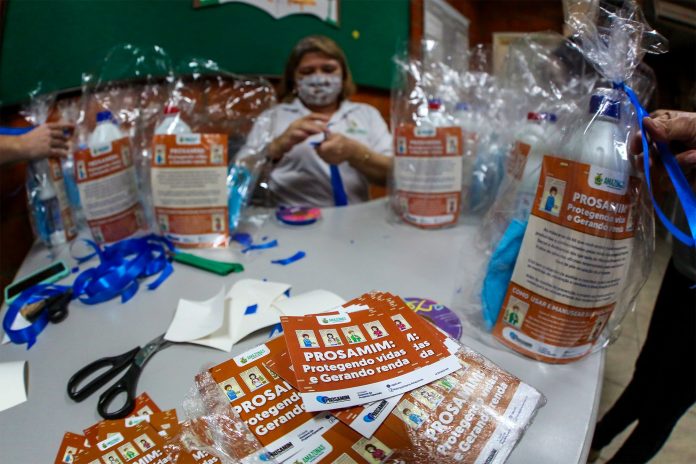 Covid-19: artesãs do Prosamim produzem máscaras de proteção