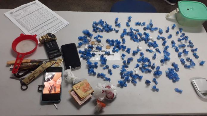 Dupla é presa por suspeita de tráfico de drogas no bairro Flores