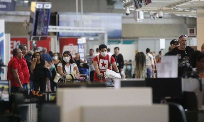 Companhias aéreas passam a exigir uso de máscaras por passageiros