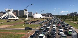 Apoiadores protestam contra STF e recebem aceno de Bolsonaro no Planalto