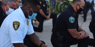 Caso George Floyd: policiais se ajoelham e rezam com manifestantes; veja