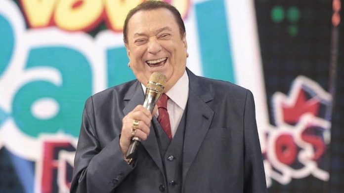Raul Gil se recupera após cirurgia de drenagem no pulmão