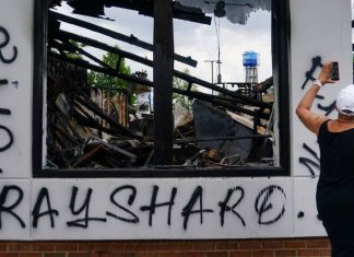Policial de Atlanta é acusado de homicídio por morte de Rayshard Brooks