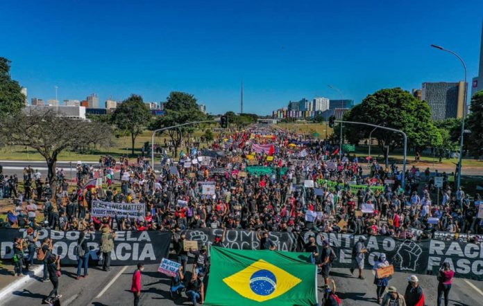 Manifestações pró e contra governo são registradas neste domingo
