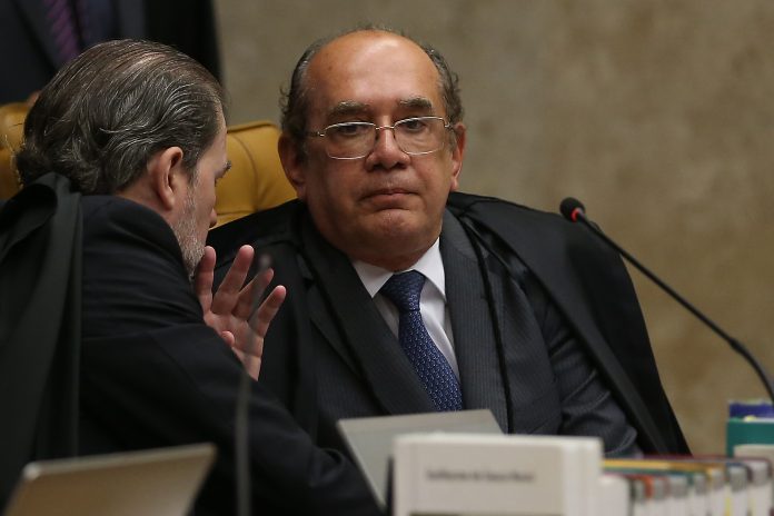 Gilmar Mendes diz que incentivo de Bolsonaro à invasão de hospitais é crime