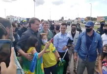 Bolsonaro tira foto sem máscara ao lado de crianças e idosos em Minas