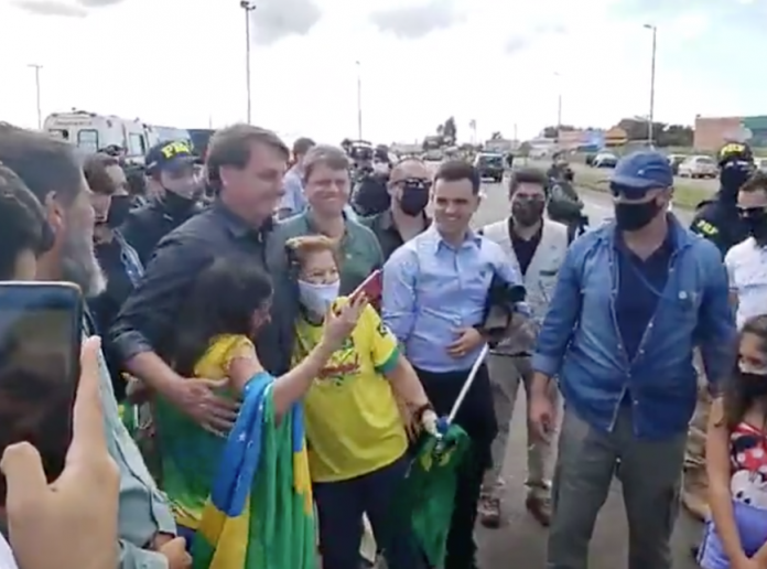 Bolsonaro tira foto sem máscara ao lado de crianças e idosos em Minas