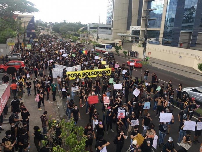 Manifestação contra o racismo reúne diversas pessoas em Manaus