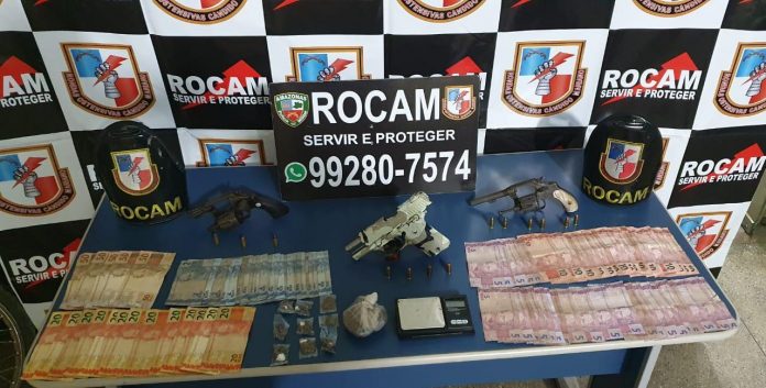 Drogas e dinheiro do tráfico são apreendidos e dez pessoas são presas