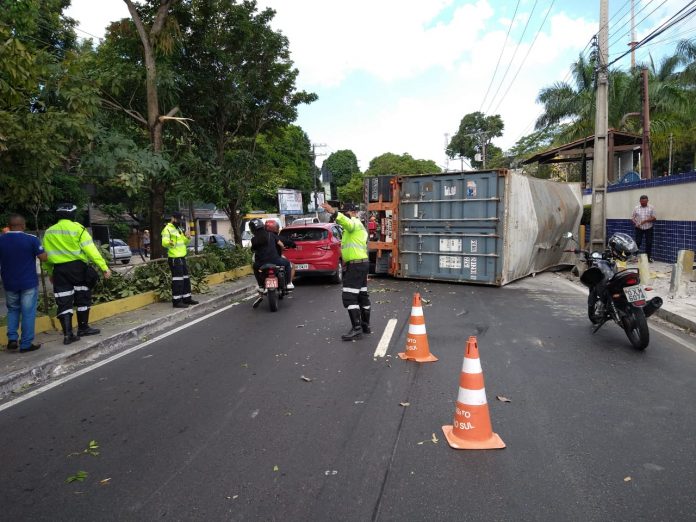 Carreta tomba na avenida Efigênio Salles e afeta trânsito no local