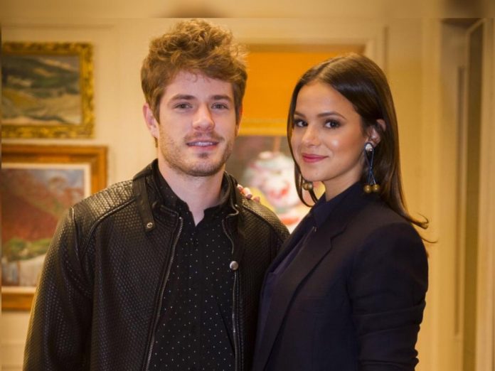 Marquezine lembra crise de riso ao ter namoro com ator revelado no Mais Você