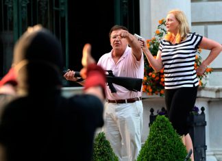 Durante protesto nos EUA, casal aponta armas para manifestantes; veja vídeo