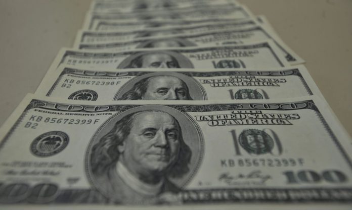 Dólar tem forte queda e fecha em R$ 4,85 nesta segunda-feira