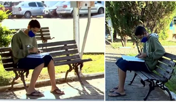 Menino que usava wi-fi de açougue para estudar na rua ganha R$80 mil