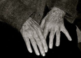 Homem que prometia exorcismo do coronavírus morre com a doença