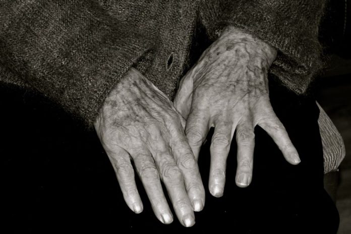 Homem que prometia exorcismo do coronavírus morre com a doença