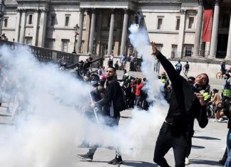 Manifestantes contra racismo e direitistas brigam em Londres