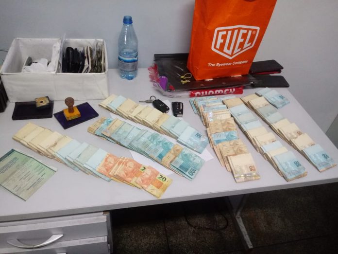 Com R$69 mil, membro de facção é preso por lavagem de dinheiro