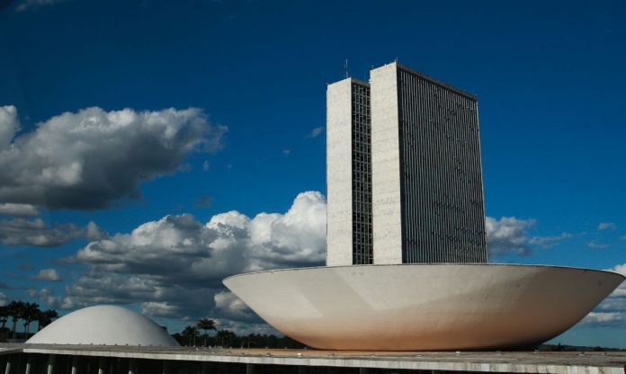 Maia cancela sessão por causa da morte do deputado Assis Carvalho