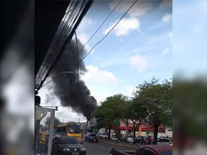 Incêndio é registrado em loja de colchões na avenida Autaz Mirim