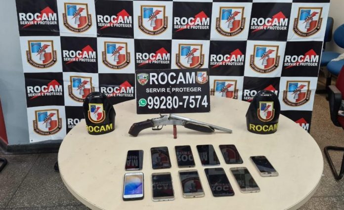 Rocam flagra homem e adolescente com 11 celulares roubados