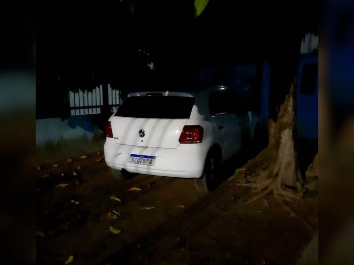 Carro roubado e abandonado no Parque Riachuelo é resgatado pela PM