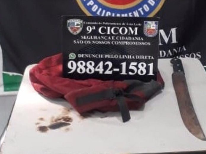 Com facão, homem tenta roubar passageiros de ônibus e é preso