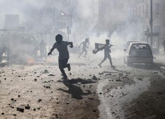 Polícia lança gás lacrimogêneo em manifestantes de Beirute