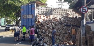 Carretas continuam tombando pelas ruas de Manaus em horário de pico