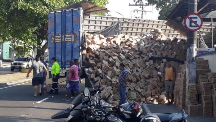 Carretas continuam tombando pelas ruas de Manaus em horário de pico