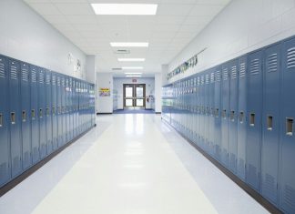 Professores fazem carreatas nos EUA contra reabertura de escolas