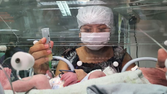 Leite materno doado ajuda na recuperação de bebês prematuros internados em UTI