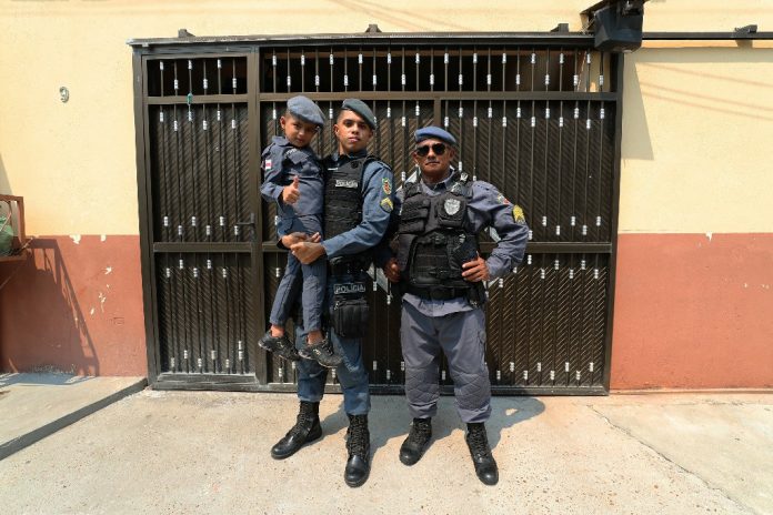 Dia dos Pais: pai e filho seguem carreira na Polícia Militar do Amazonas