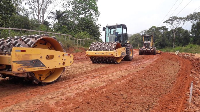 Estrada para interligar sede de Coari à comunidade de Itapéua é construída