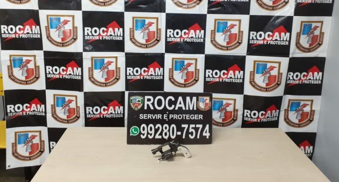 Homem é preso pela Rocam com arma de fogo após denúncia