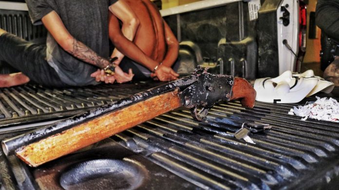 Em operação, homem é preso com moto roubada e mais de 130 trouxinhas de droga