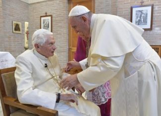 Ex-papa Bento XVI está gravemente doente, diz jornal