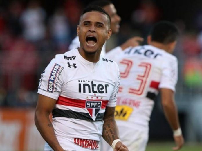 Em meio à negociação, Everton não é relacionado para enfrentar o Vasco